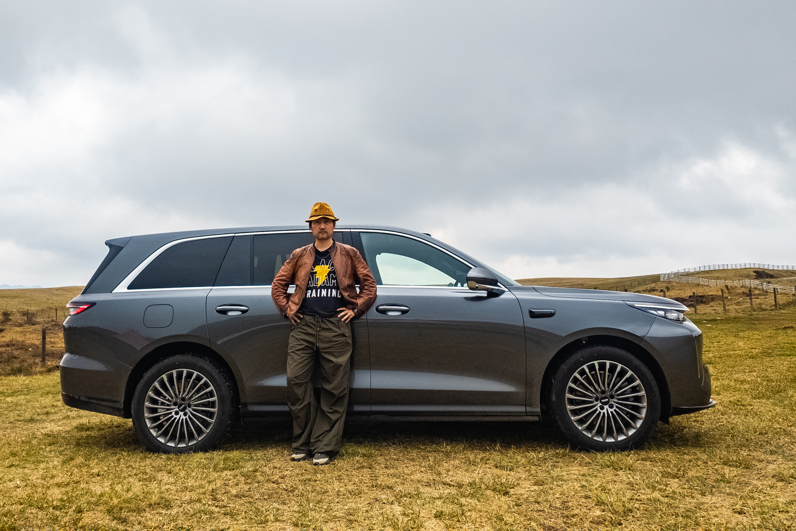 魏牌在智驾、智舱、底盘和动力是全栈自研的，这样一家开发的全链路的软硬件能够实现原