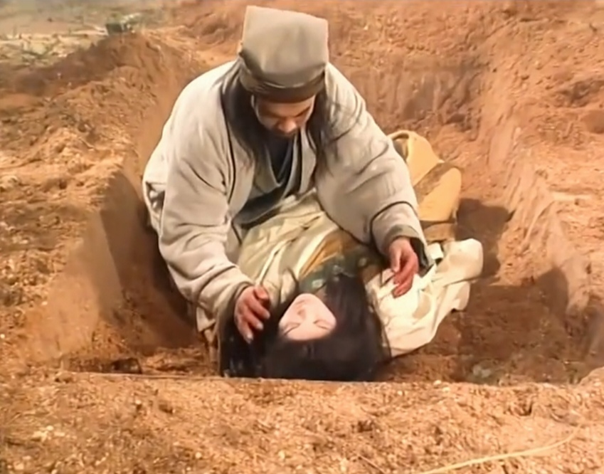 阿朱的父母也真是冷血，女儿死了，任由乔峰这样安葬她，连口棺材都没有，段正淳和阮星