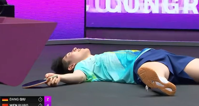 温瑞博对阵邱党经过六局精彩的角逐最终比分为：11-4、11-7、12-10、8-