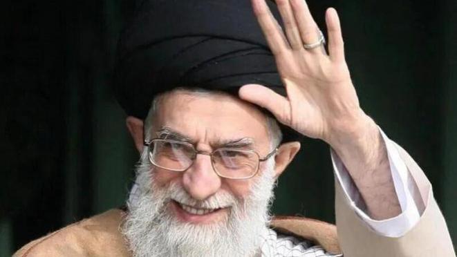 难怪伊朗疯狂反击，哈梅内伊死亡真相，中了美国阴谋