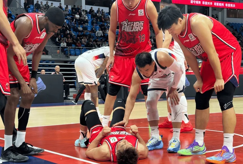 CBA常规赛，广州战胜山东。赛中，郭艾伦突破对抗后受伤倒地不起，担架抬离比赛场地