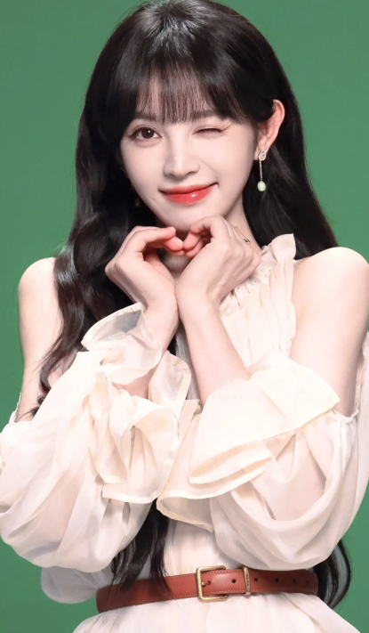 田曦薇突然冲上热搜
这次不是因为新剧，也不是因为新恋情，而是被演员毛林林透露她1