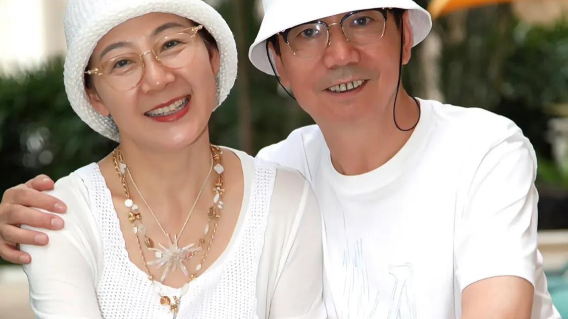 范明年轻时其实也挺帅的，邢捕头的晚年很幸福