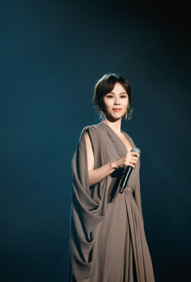 蔡健雅这波太宠粉了！27首live一次性听个够，经典曲目全收录，开口就是氛围感，