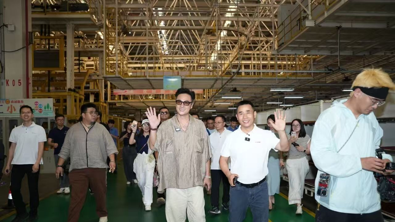 星海V9明星车主吴镇宇带你打卡东风风行生产基地