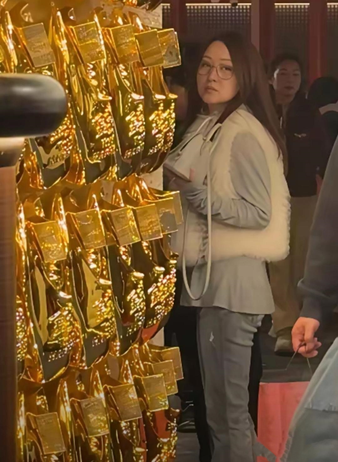 55岁杨钰莹被偶遇，这才是她最真实的状态。