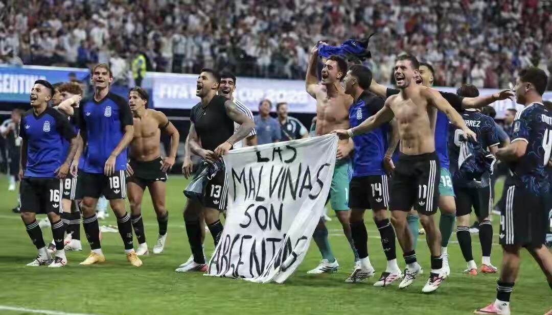 阿根廷世界杯闹大了！英国军舰入马岛，阿根廷怒斥，西班牙施压FIFA重罚阿根廷
世