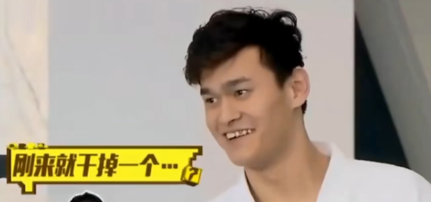 孙杨在之前的综艺上因为撒贝宁几句玩笑话
直接给撒贝宁扔到了泳池里，还撞到了水线，