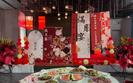 孙子办满月酒，我转了88888元给儿媳，看到她回复的2字我冻结了银行卡