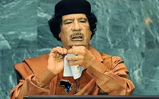 西方国家为何要集火利比亚？只怪卡扎菲太猖狂了，到处口嗨得罪人，卡扎菲害惨了三千万利比亚人民…