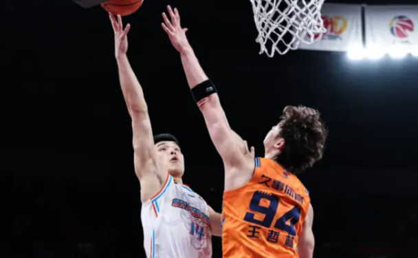 2025-2026赛季第二届CBA俱乐部杯半决赛，上海久事对阵山东高速。
俱乐部