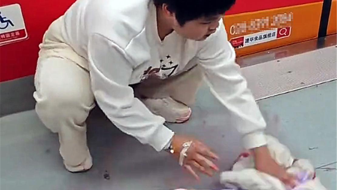 女孩地铁吐血后用外套擦地后续，男友已先她一步离世，网友：今年看到最心疼的一幕