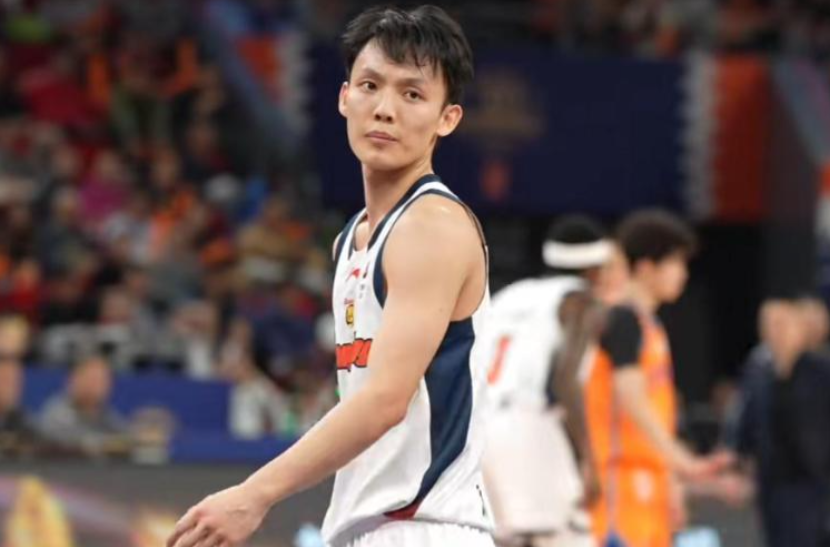 立场一变标准就变？徐杰事件前后对比

当初徐杰赛后直言“比赛就是打架摔跤，哈维只