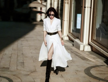 李冰冰在深圳拍摄了一组超美的大片
她这回穿了一身白色的西装，看上去潇洒又时尚。