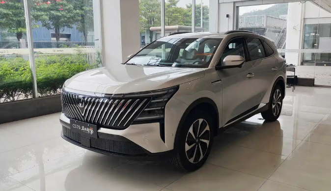 长安第四代CS75PLUS蓝鲸超擎版到店实拍配三联屏搭载1.5T混动
目前，长安