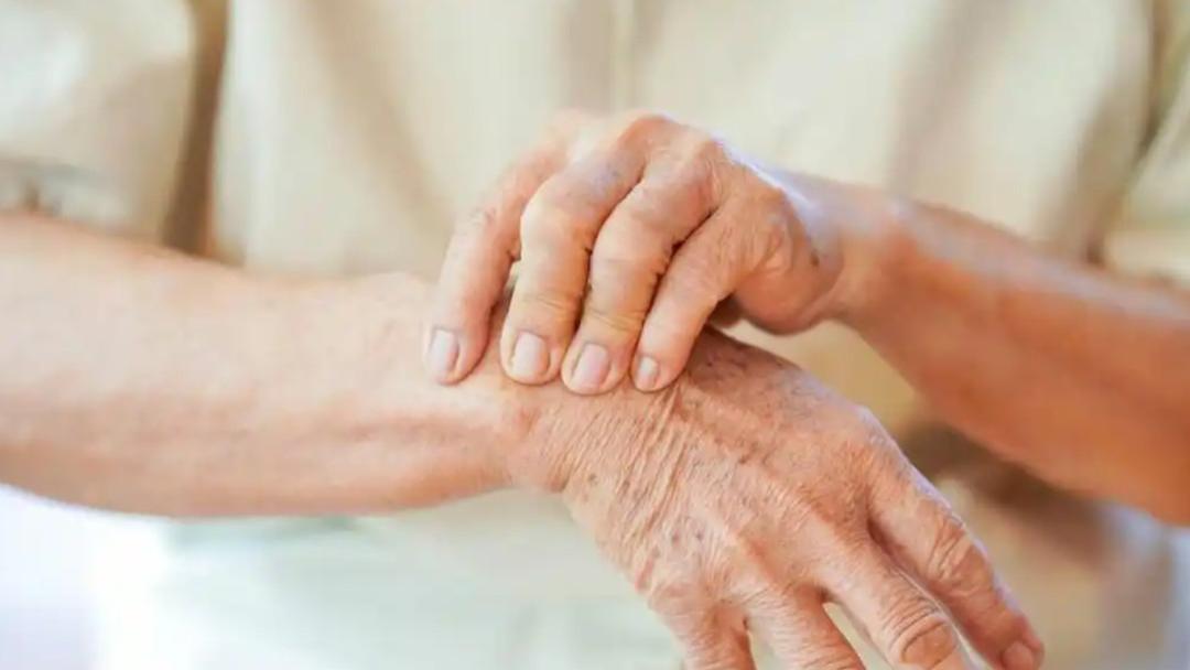 年纪越大，越该揉这里！每天3分钟，肩颈松了，眼睛也亮了