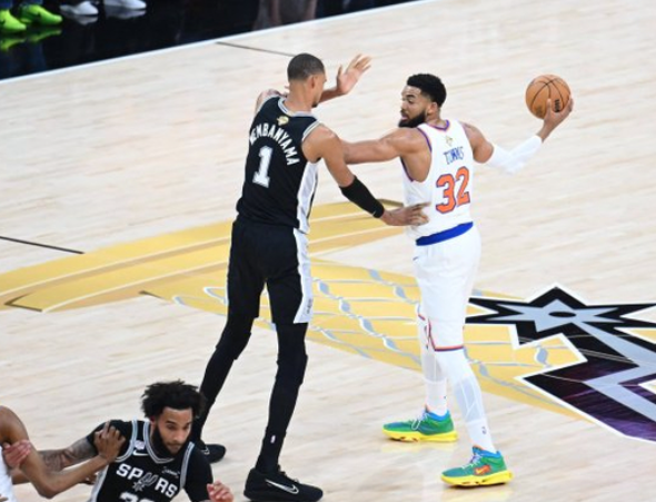 NBA总决赛，尼克斯对阵马刺的G4比赛中，出现了非常奇葩的一幕。马刺队球员哈珀在