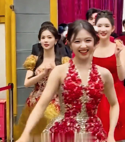 Get到李兰迪的美了
她就是那种又明媚又可爱又元气的美
哪怕有白鹿那么精致的脸，