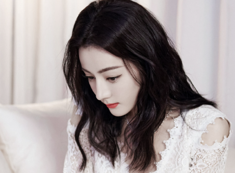 那里盛着一条专属的银河，而我甘心在此沉溺