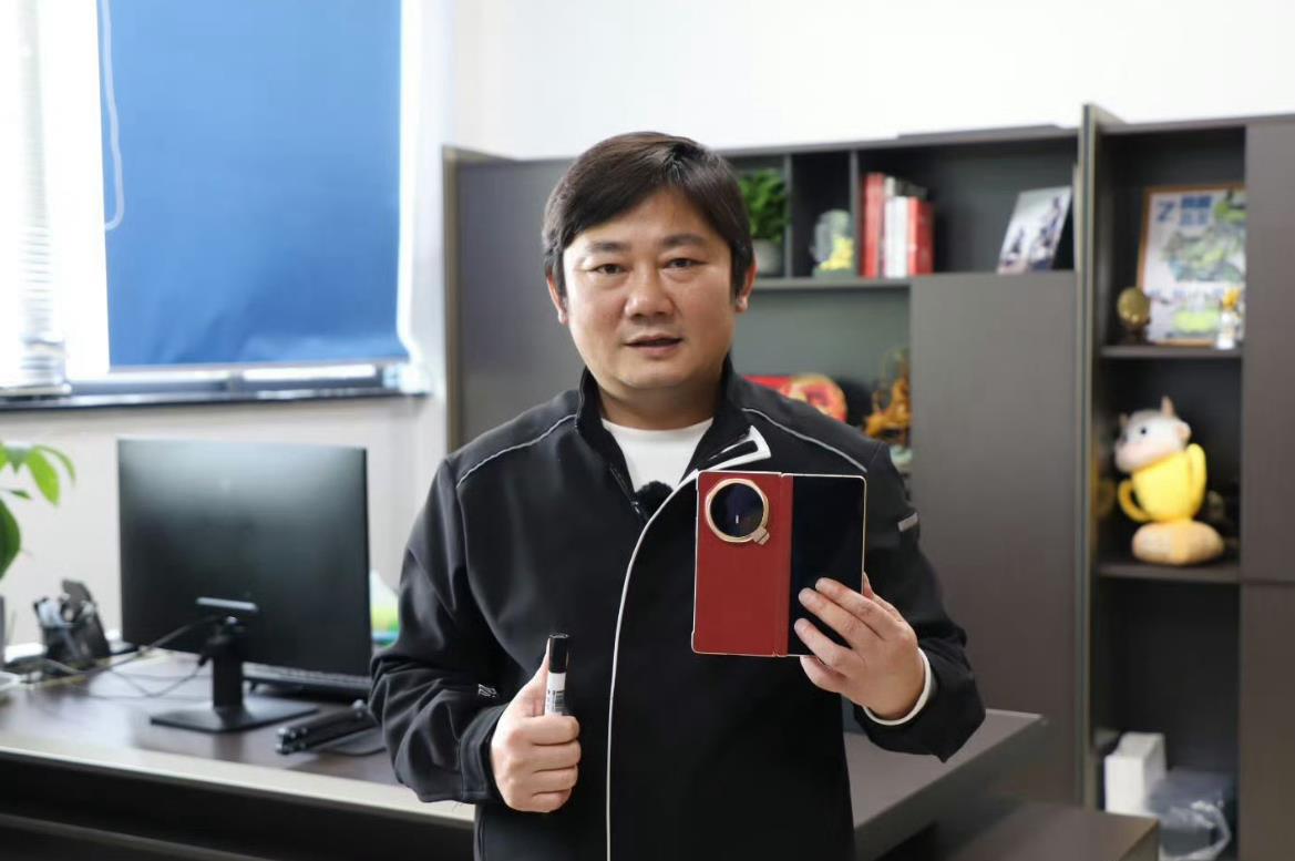 荣耀捷足先登，华为、小米干着急。近日，张雪机车创始人张雪，收到荣耀送的折叠屏手机