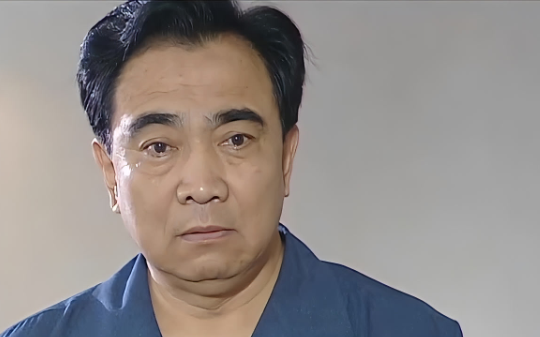 我爸退休后每月只拿1500退休金，我骂他窝囊，直到找到老领导才知道，他每月津贴3万，被我妈藏了13年