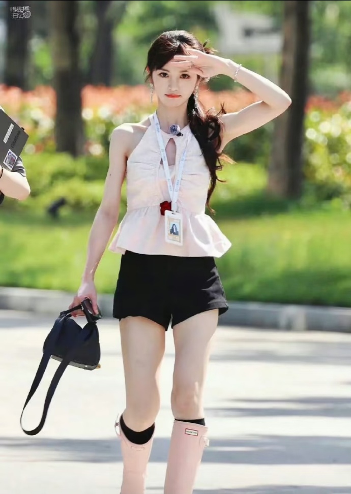 田曦薇是娱乐圈难得喜欢健身的女艺人吧，肌肉线条好漂亮，和甜妹长相完美形成反差萌！