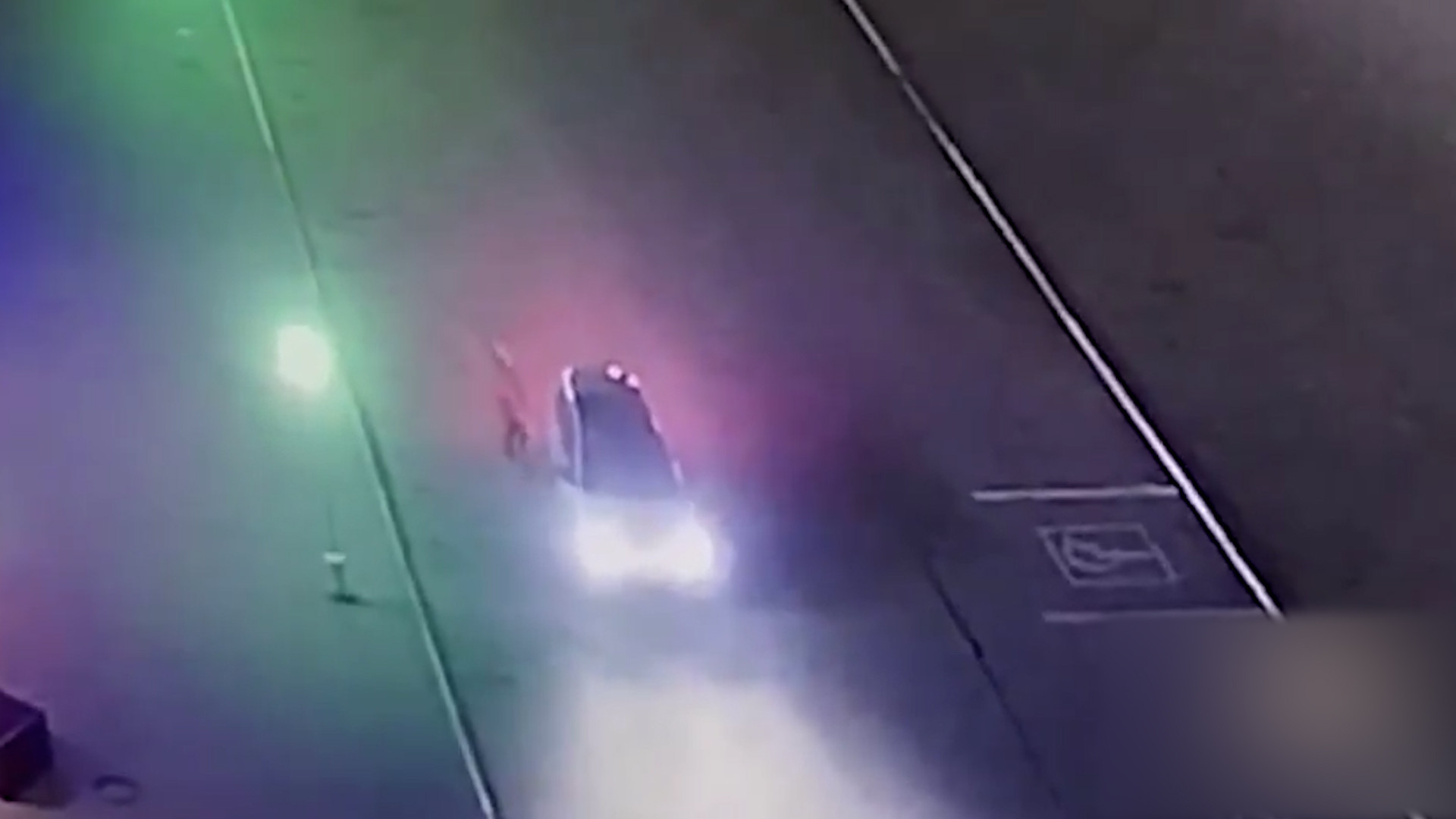 俄17岁飙车少年逃避追捕时又误上交警的车：上车抬头发现一顶警帽