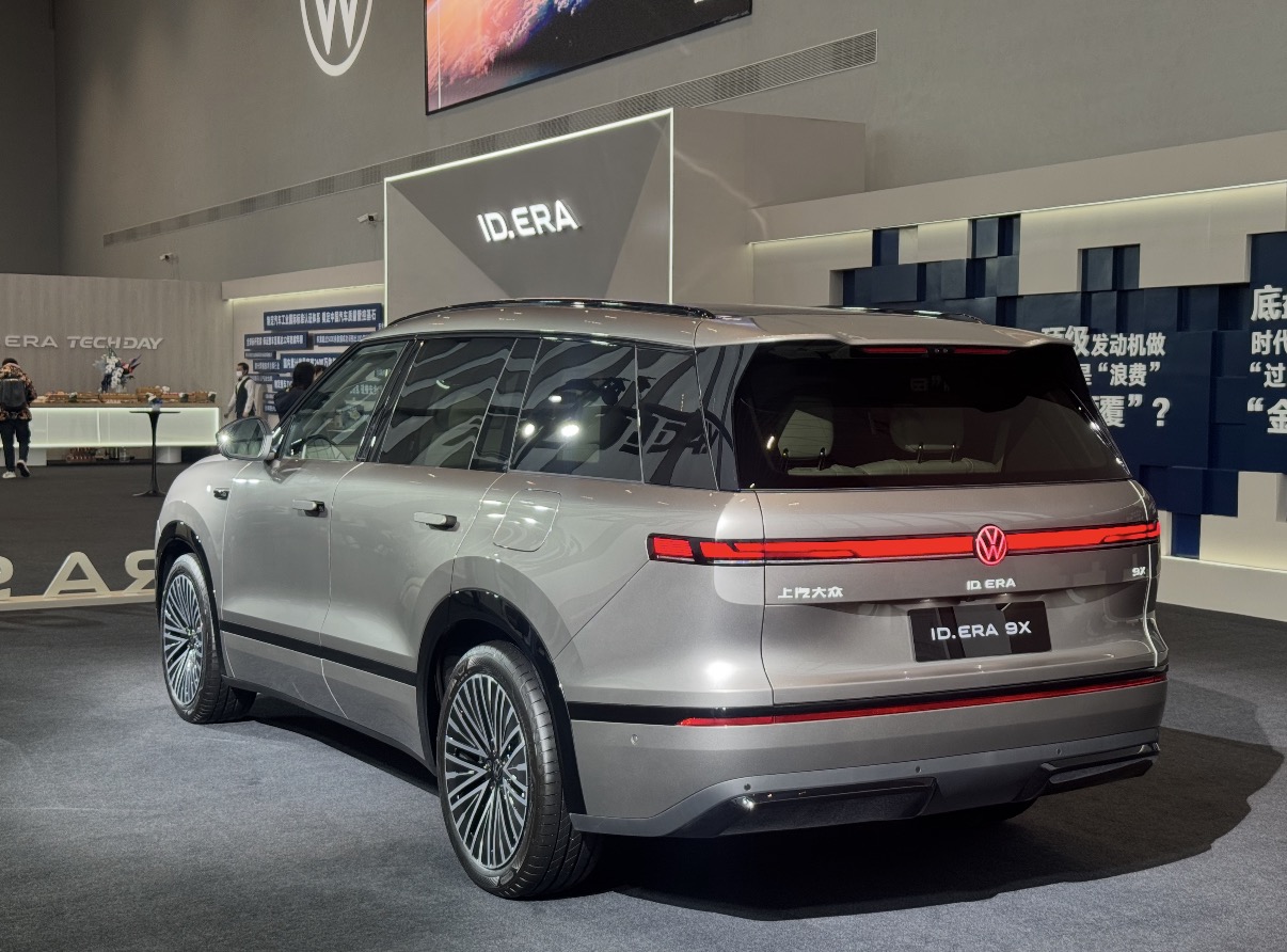 最近我一直在瞅新款大众ID.ERA 9X，就是冲着家用去的，平时一家人出行空间得