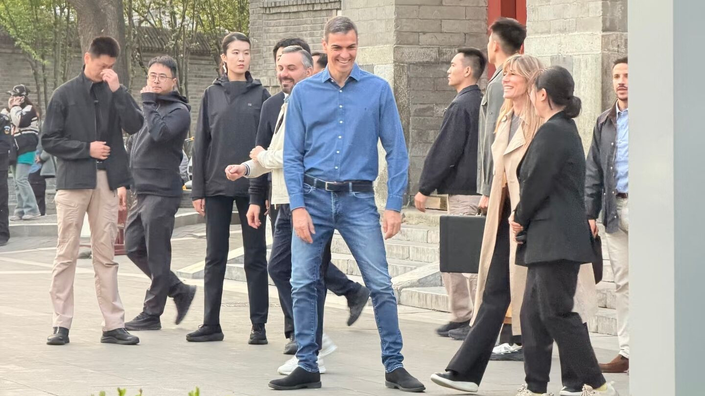 桑切斯带着妻子逛北京鼓楼被偶遇！穿蓝衬衫蓝牛仔裤，活力感满满