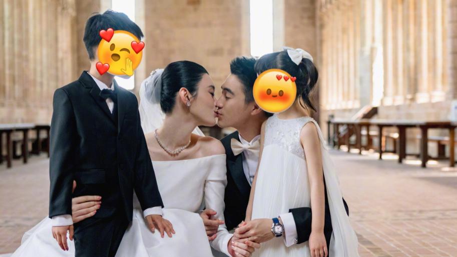 何猷君奚梦瑶晒婚礼照：在礼堂亲吻好甜蜜，抱儿子女儿合影很幸福