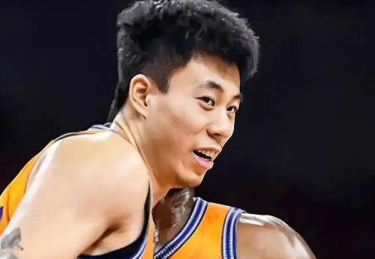 张镇麟国家队的不可替代性，我能想到的只有一点，就是他能从一号位换防到五号位。
这