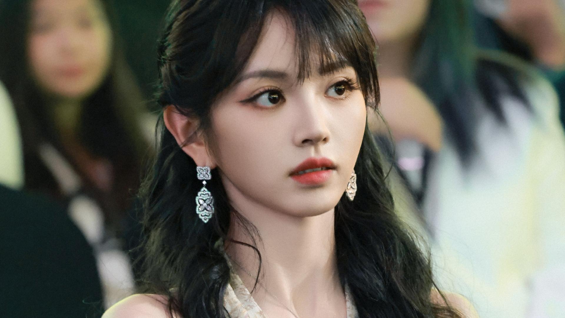 田曦薇转身那一刻，浅绿碎花裙把春日光影都揉进了裙摆里