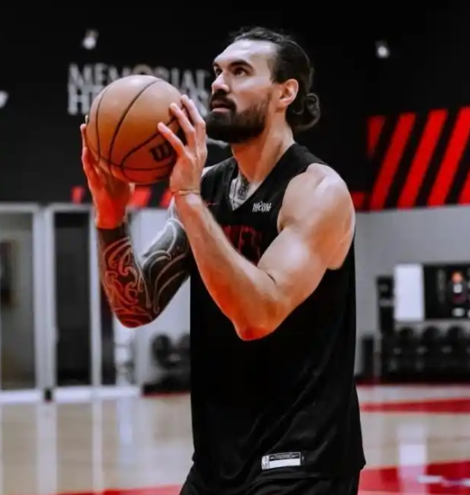 火箭下滑的本质原因就是亚当斯报销。
没了亚当斯保护申京直接原形毕露，包括灰熊的小