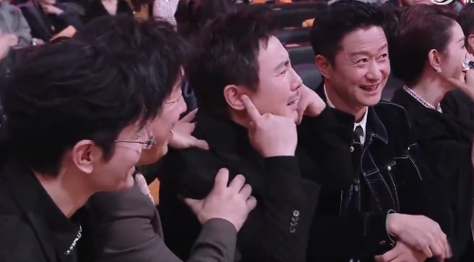 沈腾“痛失”微博KING，当场“崩溃”？这反应我能笑一年。