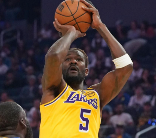 艾顿很多时候是被当小前锋使用的，护框和保护篮板不是他问题，而是队内某些蹲坑人的问