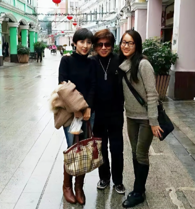 梁小龙与美娇妻宋骧、女儿梁靖南在澳门氹仔官也街拍摄的照片。看的出来，女儿长得很像