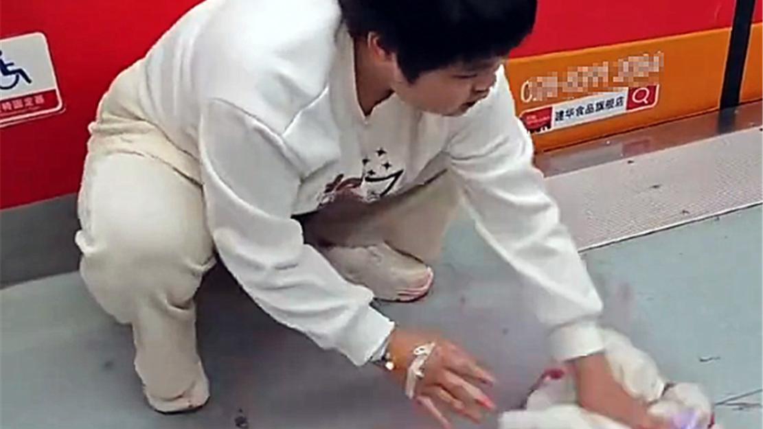 地铁吐血女孩用衣服擦地后续，医院最新回应：准备收治，但患者坚持要求离院