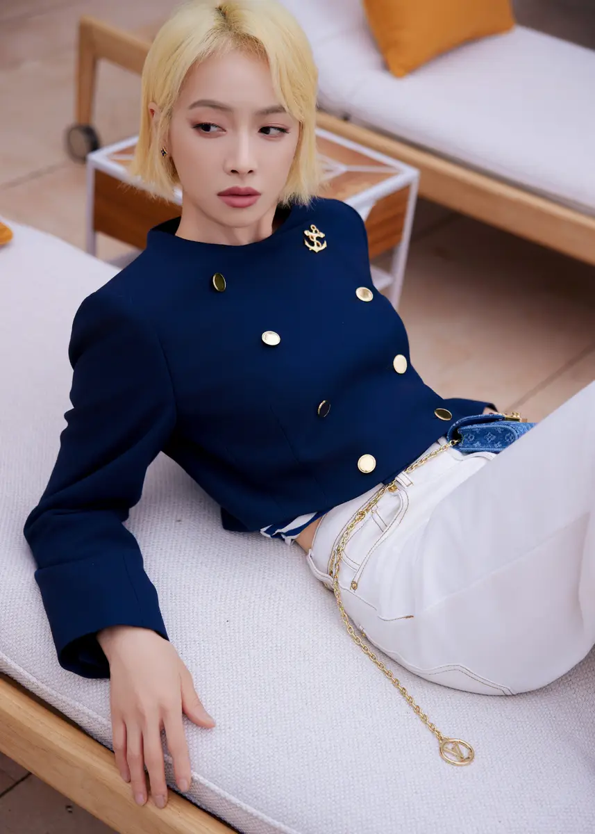 宋茜金色短发造型优雅大方 注视镜头微笑清爽端庄