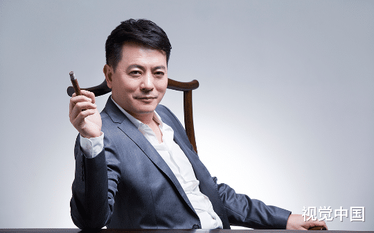 放弃千万生意去高考，次次交白卷？江城首富的“疯癫”背后，只为守住亡妻的临终托付