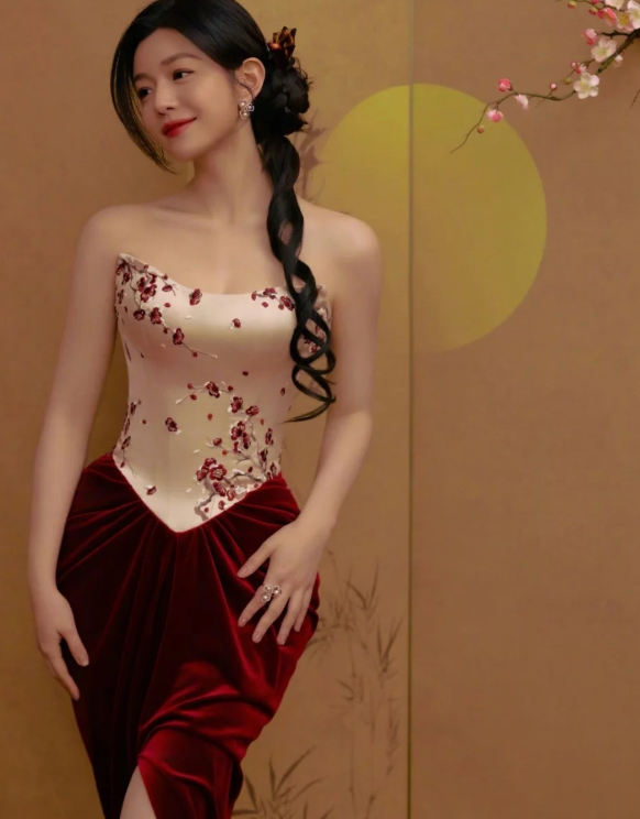 陈妍希扎新中式头发，身穿抹胸上衣搭配红色丝绒开衩裙，真优雅显气质