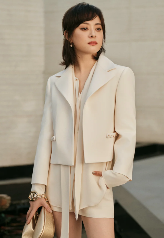 孙俪工作室发布的一段拍戏花絮视频
视频中，孙俪正在拍摄一场失魂落魄、差点摔倒的戏