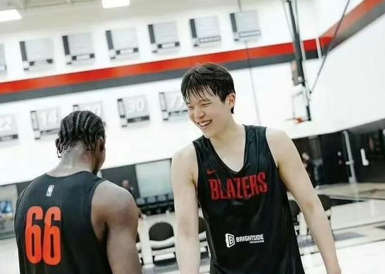 感觉杨瀚森的运球不错啊，大家怎么看

好多次看到杨瀚森从外线持球冲进去得分，从季