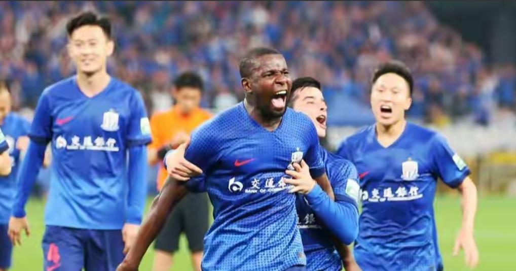 继路易斯之后本赛季离开申花的外援阿马杜也开始向“老东家”开炮了！
今年年初和申花