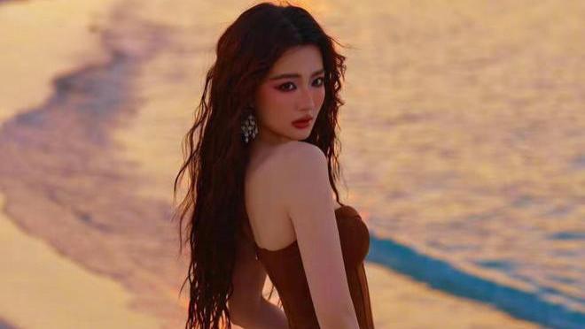 31岁徐璐再晒泳装照！