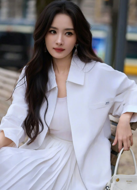 重看一下杨幂早期杂志写真，发现不愧是她