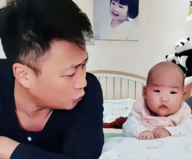 好男人歌唱家耿为华，宠妻子儿子的一幕真是甜到人的心坎里了

歌唱家耿为华最近在社