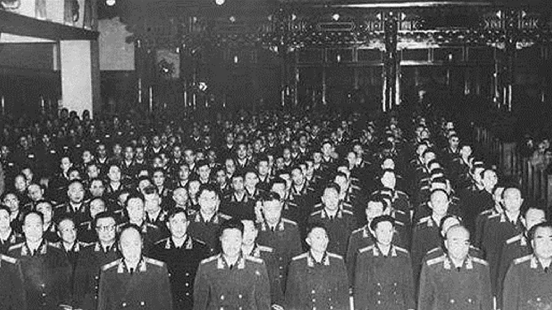 3000老红军全授校官？“红军不下校”令下，草地老兵泪洒肩章