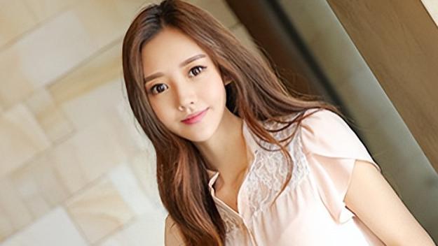 灯下雪肤泛霞光，半盏春酒映桃妆，未语先羞眼波横，肌理细腻芙蓉香