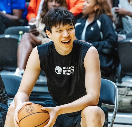 杨瀚森现阶段，我觉得体能、速率这些都还好，看发展联盟的比赛现在回到CBA或者亚洲