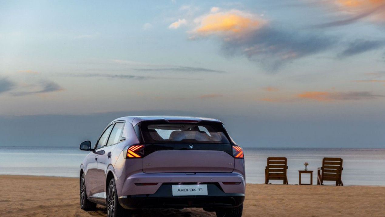 聚焦家用刚需，极狐T1领跑8万级纯电SUV市场